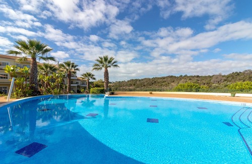 Estombar Ski Chalet | Casa Presa Da Moura - sea views, communal pool, jacuzzi, steam room and gym