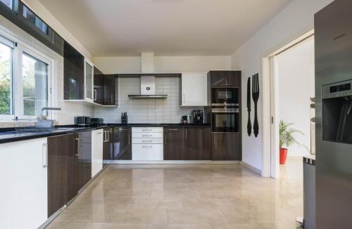 Loule Villa | Casa Rosa: Exclusive Hilltop Estate with Heated Pool & Sea Views
