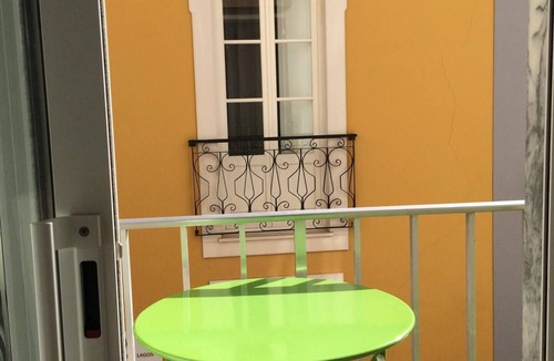 Lagos City Center Apartment | Chic apartment in top location fast WiFi Smart TV