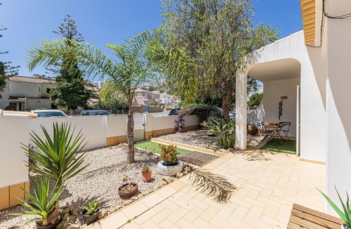 Ameijeira Villa | Chilling in Lagos: Location | Pool | BBQ | Friends