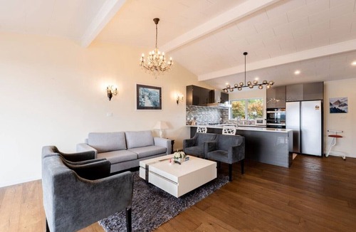 Shelly Park House | Classic Seaview Holiday Home in Shelly Park