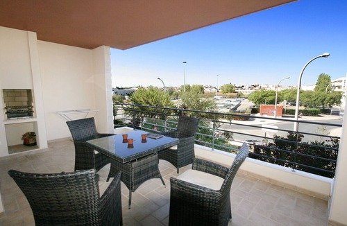 Albardeira House | Comfortable 2 Bedroom Apartment w/WiFi + A/C+ Pool ,15 min Walk to Beach &Town