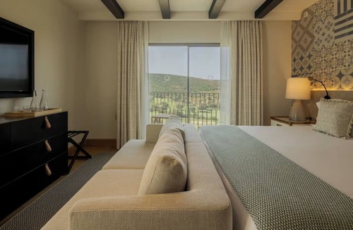 Tor Hotel | Contemporary Suite at Viceroy Ombria Algarve | Ideal for Family-Friendly Stays