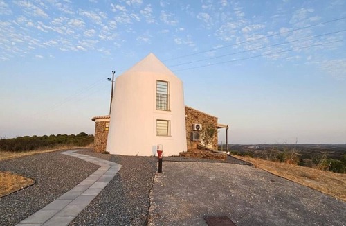Alcoutim House | Country House 'Moinho' with Mountain View, Wi-Fi, and Air Conditioning