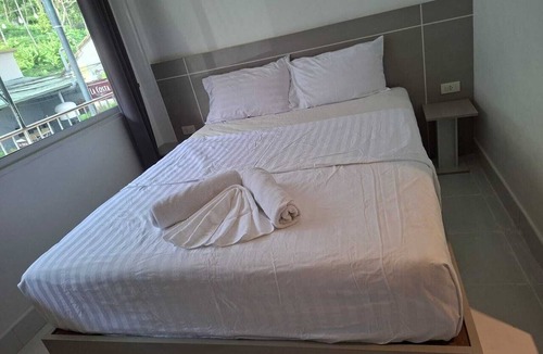 Kata Bed & Breakfast | Cozy 1-bedroom bed & breakfast in Kata with AC. 8 minutes walk to the beach.