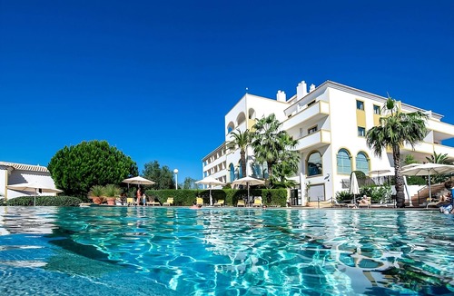 Lagoa e Carvoeiro Apartment | Cozy 2BR Villa w/Garden, Fireplace & Modern Full Kitchen - Ideal Retreat