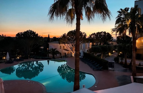 Lagoa e Carvoeiro Apartment | Cozy 2BR Villa w/Garden, Fireplace & Modern Full Kitchen - Ideal Retreat