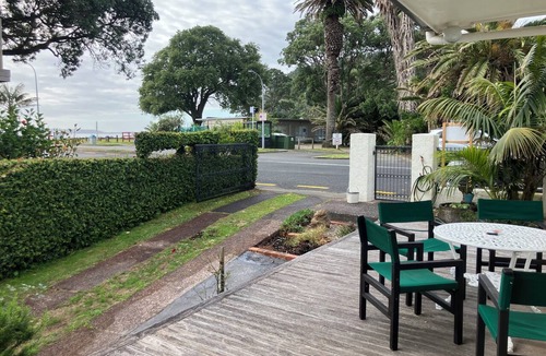 Waiwera Cottage | Cute two bedroom cottage very close to beach and beach bar and grill