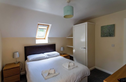 Farley Cabin | Dimmingsdale; woodland lodge for 8 w/hot tub, log burner, BBQ, nr Alton Towers