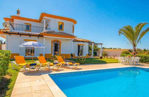 Monte Raposo Villa | Elegant villa with BBQ and heatble pool