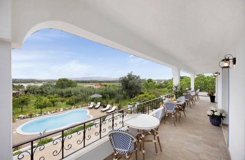 Montes de Alvor Apartment | 'Encanto - Premium' Room with Shared Pool, Wi-Fi, and Air Conditioning