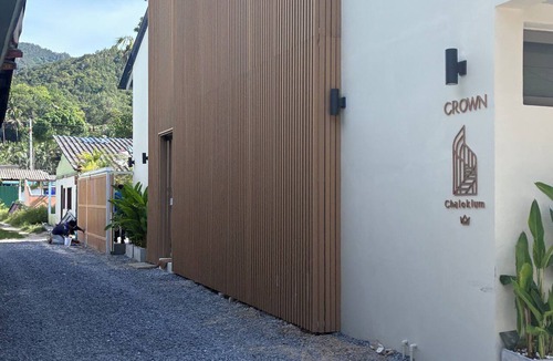 Chaloklum House | Enjoy a stay in a thoughtfully designed home located just 15 meters from the sea