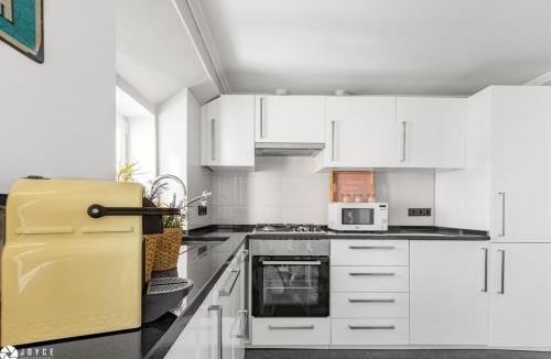 Santa Isabel Apartment | Estrela House With View by Local
