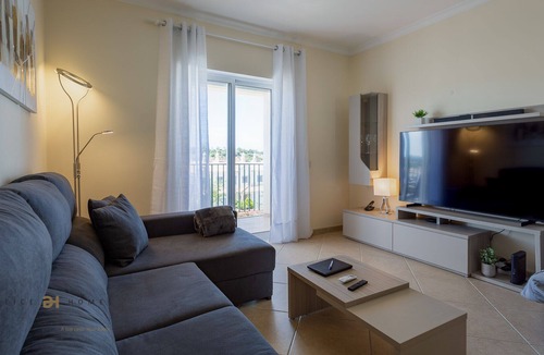 Ferreiras Apartment | Excellent one bedroom apartment with pool in a private condominium