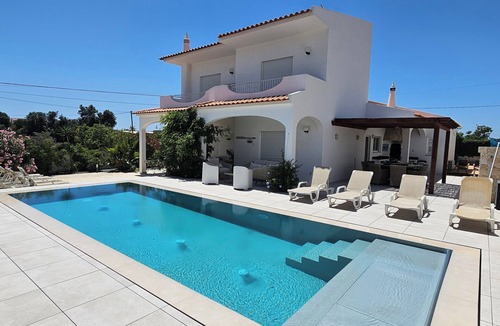 Albufeira Villa | Exceptional villa, infinity pool, view of the marina and cliffs, close to beaches.