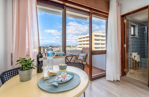 Torralta Apartment | Gaivotas House Apartment with Balcony and Wi-Fi Access