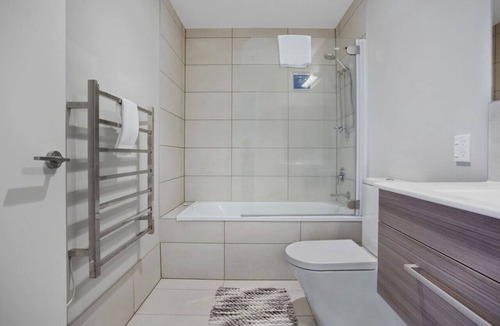 Grafton House | Glen's Townhouse with Parking and Wi-Fi