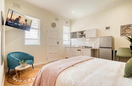 Windermere Apartment | Hampton Collection - 2 Sleeper Serviced Studio Apartment with Pool