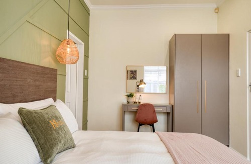 Windermere Apartment | Hampton Collection Modern 1 or 2 Bedroom Serviced Apartment with Pool