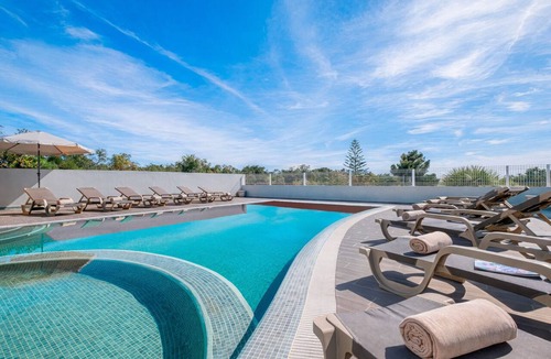 Albufeira Villa | Heatable Pool & BBQ Villa Near Albufeira Center