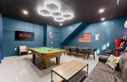 Helen Villa | Helen Fun Retreat-Cinema-HotTub-GameCave-Sleeps 14