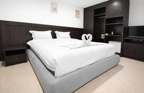 Nanai Road House | Hill Side Patong Hotel deluxe room