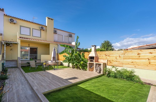 Parchal House | Holiday Home 'A Praia Da Belavista' with Private Terrace, Wi-Fi and Air Conditioning