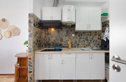Conceicao e Cabanas de Tavira House | Holiday Home 'Amarela' with Private Terrace and Wi-Fi