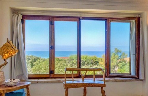 Colares House | Holiday Home 'Casa Nau in Front of the Beach' with Sea View, Private Garden and Wi-Fi