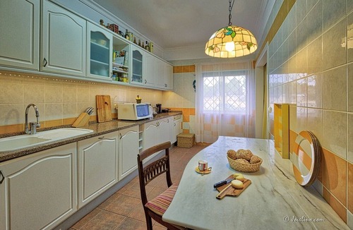 Poco Partido House | Holiday Home 'Jo's Place' with Shared Pool, Private Terrace and Wi-Fi