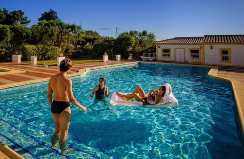 Poco Partido House | Holiday Home 'Jo's Place' with Shared Pool, Private Terrace and Wi-Fi