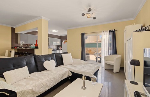 Silves House | Holiday Home 'Lili's Home' with Private Terrace and Wi-Fi