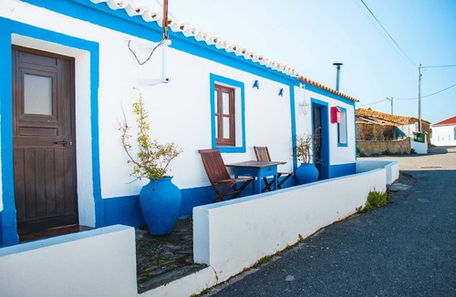 Alcoutim House | Holiday Home 'Paraíso dos Avós' with Mountain View, Terrace and Wi-Fi