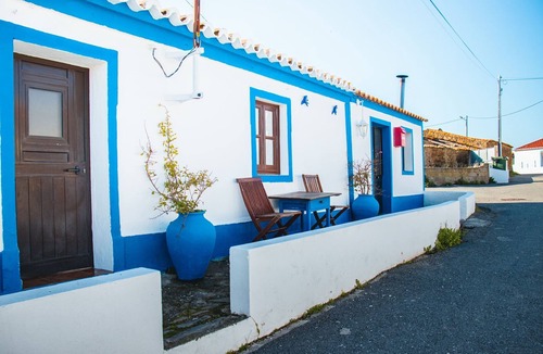 Alcoutim House | Holiday Home 'Paraiso Dos Avós' with Mountain View, Terrace & Wi-Fi