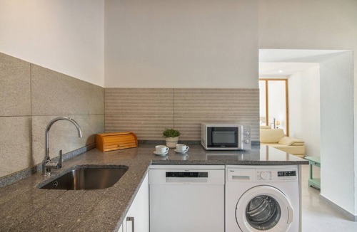Moncarapacho e Fuseta House | Holiday Home 'Vila Salero 5' with Shared Pool, Wi-Fi and Air Conditioning