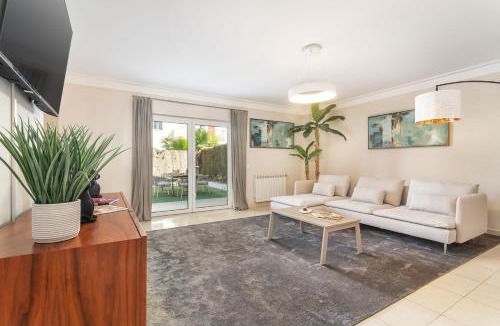 Penina Villa | Host Wise - Deluxe Spacious House with Terrace & Jacuzzi