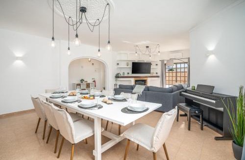 Lagoa e Carvoeiro Villa | Host Wise - Sunny Spacious House - Terrace & Free Parking
