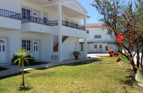 Pata de Baixo Apartment | Iconic Apartment with 2 bedrooms & full kitchen 2 Apts by RedAwning