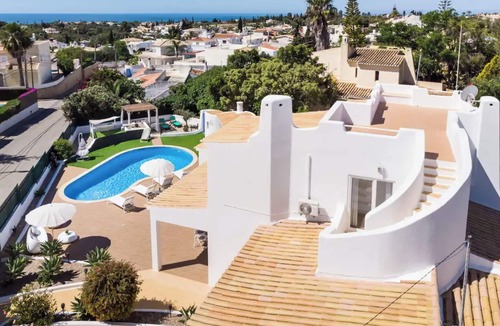 Estombar Villa | 🔥 IDEAL FOR FAMILIES, HEATED* POOL & GARDEN, NEAR BEACHES