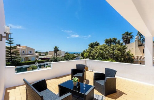Estombar Villa | 🔥 IDEAL FOR FAMILIES, HEATED* POOL & GARDEN, NEAR BEACHES