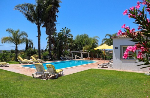 Cerro do Mocho Cottage | Idyllic Farm House with huge Garden for 14PAX
