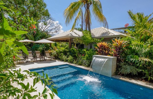 Uvita House | J5 Luxury 1 BDRM Villa Incredible Garden & Walking Distance