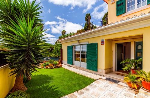 Barcarena Villa | Jacuzzi, garden, pool & barbecue beach House, 15mn from Lisbon center