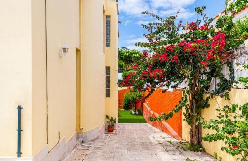 Barcarena Villa | Jacuzzi, garden, pool & barbecue beach House, 15mn from Lisbon center