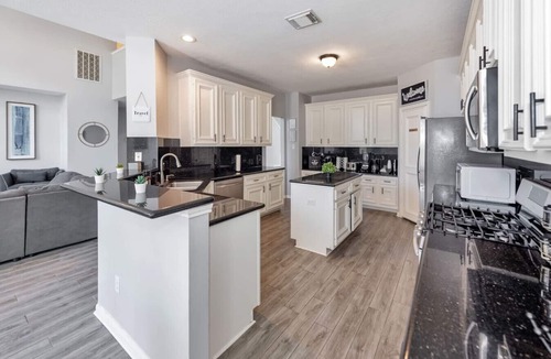 Barker House | King Bed Houston Oasis w/Heated Pool, Spa & BBQ