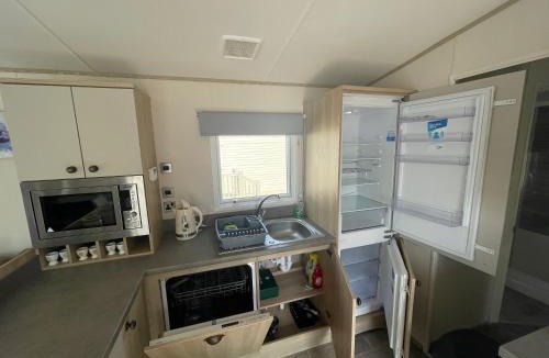 Tattershall House | Lakeside Retreat 4 with hot tub, private fishing peg situated at Tattershall Lakes Country Park