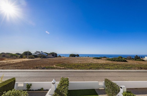 Albufeira Apartment | Luxury 2 bedrooms Apartment with frontline Sea Views Close to Beaches