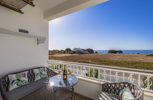 Albufeira Apartment | Luxury 2 bedrooms Apartment with frontline Sea Views Close to Beaches