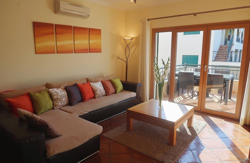 Burgau Apartment | LUXURY 2 BED/2 BATH APARTMENT 5 MINS TO BEACH. POOL, ROOF TERRACE, WIFI, A/C