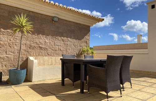 Burgau Apartment | LUXURY 2 BED/2 BATH APARTMENT 5 MINS TO BEACH. POOL, ROOF TERRACE, WIFI, A/C
